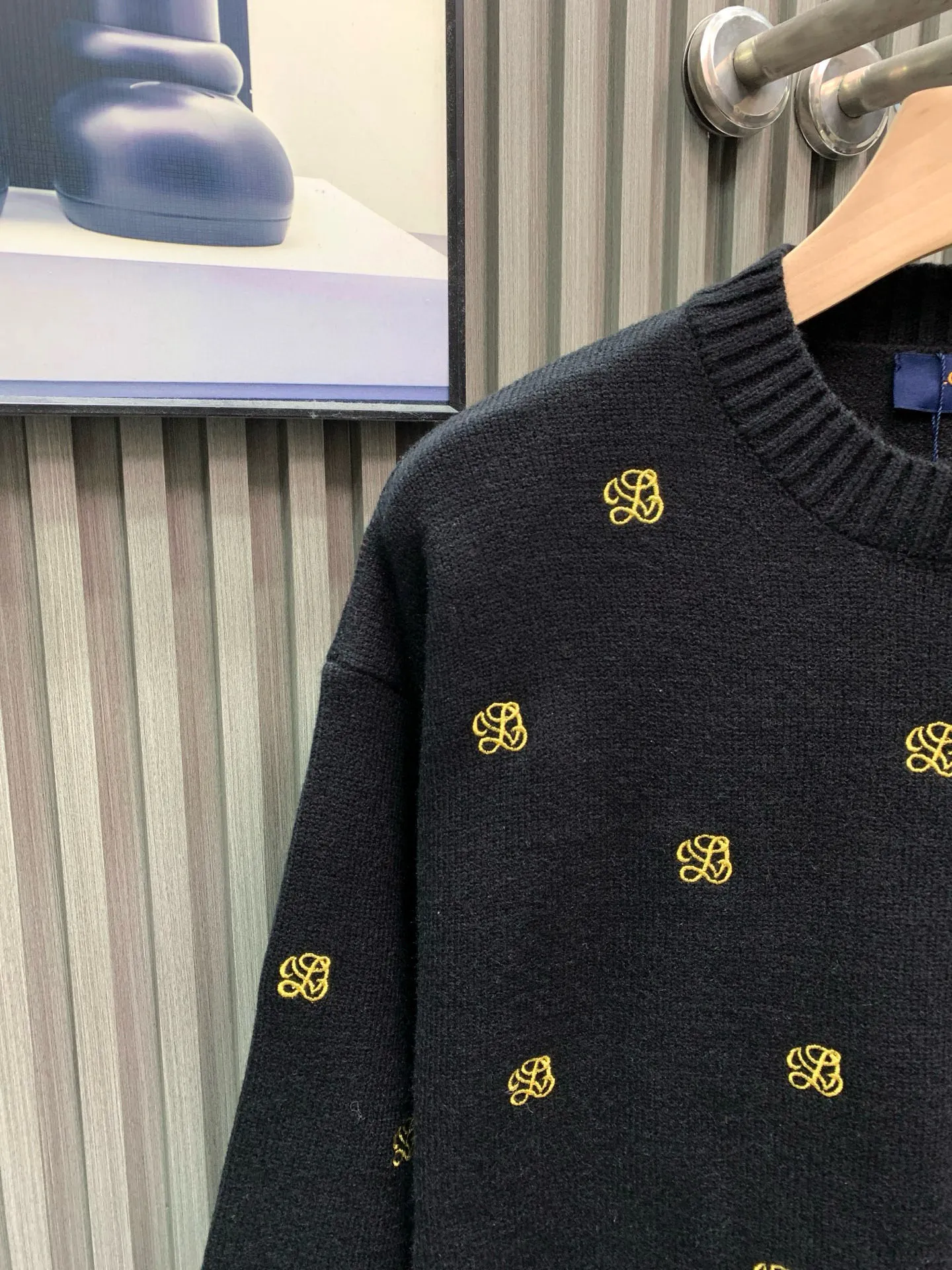 🅿️460 🀄️ Louis Vuitton 1*v25 new autumn and winter full-flower printed embroidered knitted pullover made of 50% sheep 🐏 velvet material, so it has natural softness and comfort, and also has good hygroscopicity and breathability. Matte needle-embroidered full-flower logo. The contrasting matte embroidery thread material is used for the version to best restore the same effect as the original version. The embroidery is very fine and dense. By controlling the direction and tightness of the embroidery thread, the embroidery thread forms exquisite embroidery on the embroidery cloth. Combined with encryption processing to increase the three-dimensional effect. Use water and detergent for cleaning during the general washing process. Make the clothes softer and cleaner through gentle scrubbing and rinsing. Customized buttons. Independently develop the Feidong series of square washing wheat. Three standards are complete.